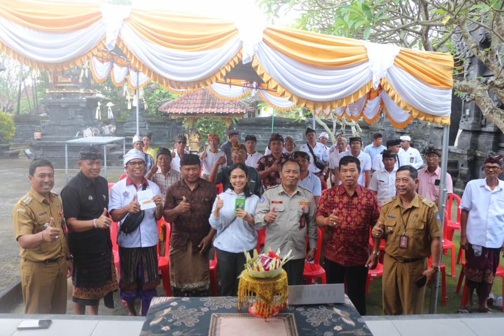 Penyerahan Bantuan Tanggap Bencana Alam oleh Pemerintah Kabupaten Badung di Pura Gunung Sari, Desa Adat Tuka